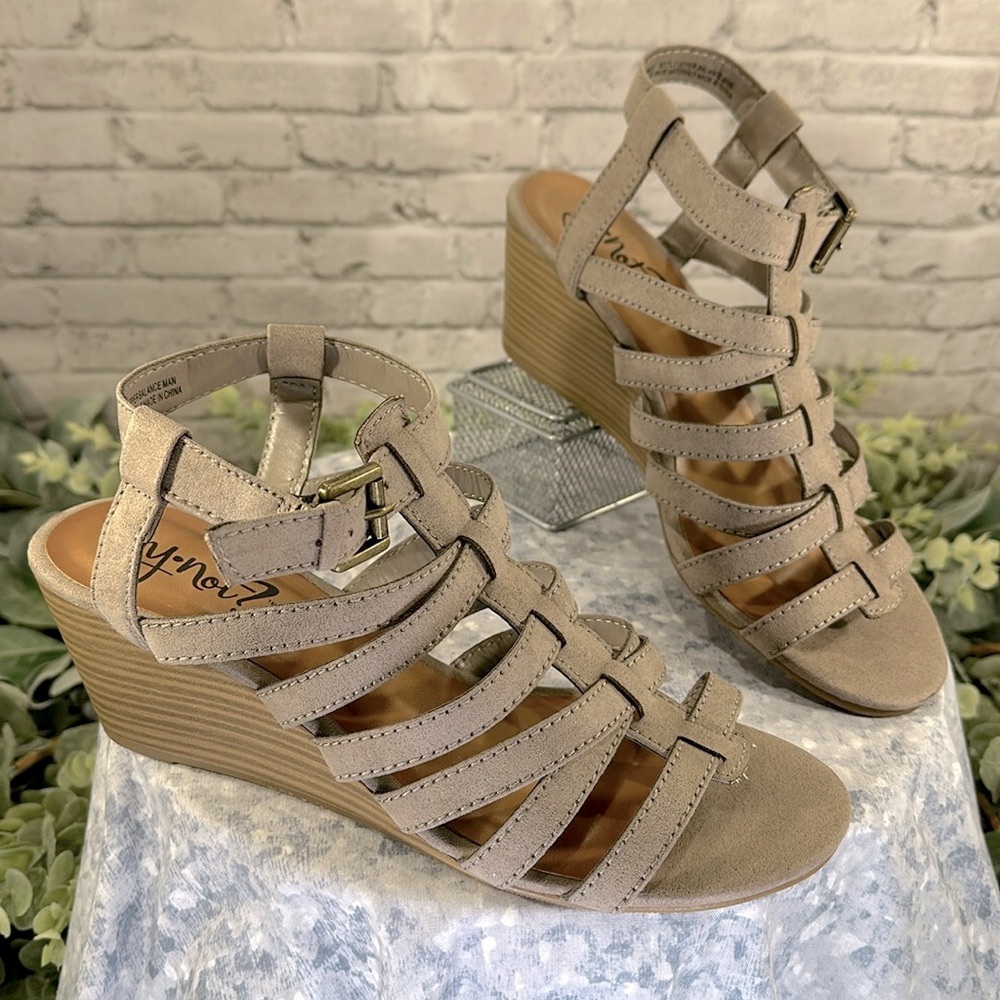 Y•Not? “Zelda” Taupe Strappy Buckle Open-Toe Wedge Sandals WMS 8.5M☀️NWOT